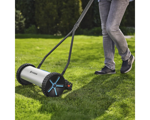 Handgrasmaaier in gebruik op een gazon