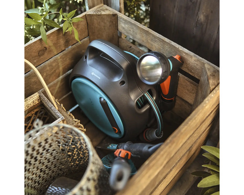 Gardena slangenbox in een houten kist