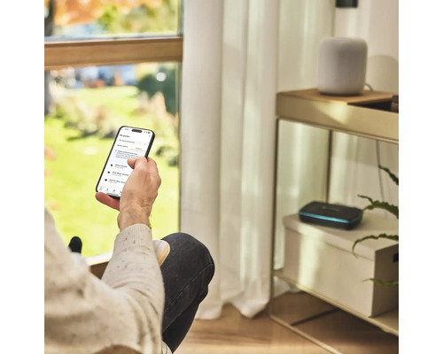 Een persoon bedient een tuinbewateringsapp op een smartphone