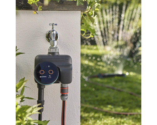 Gardena Smart irrigatiebediening met gazonsproeier in de tuin