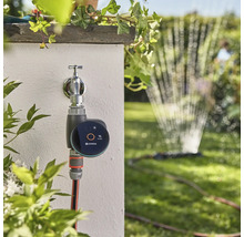 Gardena irrigatiecomputer met sprinkler in de tuin