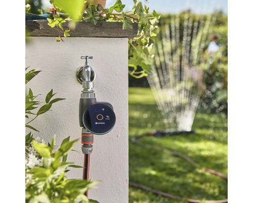 Gardena irrigatiecomputer met sprinkler in de tuin