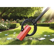 Grijptang die een blikje oppakt in de tuin