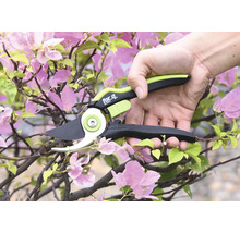 Hand snijdt tak met een For Q tuinschaar