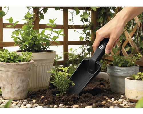 Tuinscène met plantenpotten, omliggend groen en een persoon die een plantenschep gebruikt.