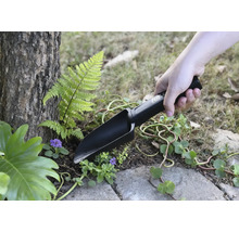 Tuinschep in gebruik bij het planten in de tuin.