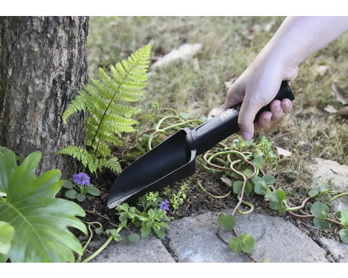 Tuinschep in gebruik bij het planten in de tuin.