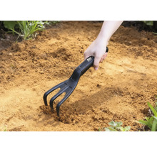 Tuinklauw in gebruik in de grond