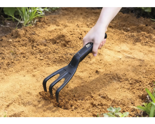 Tuinklauw in gebruik in de grond