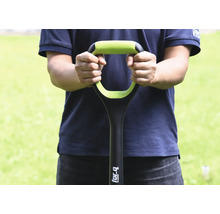 Een persoon houdt een spade met een D-handgreep vast.