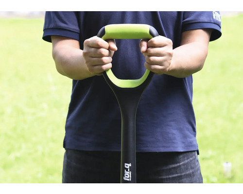 Een persoon houdt een spade met een D-handgreep vast.