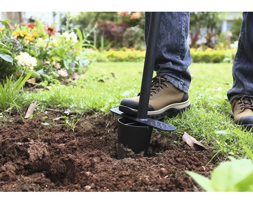 Tuingereedschap voor het planten van bloembollen in de tuin