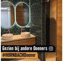 Moderne badkamer met twee wastafels, spiegels met verlichting en zeshoekige tegels.