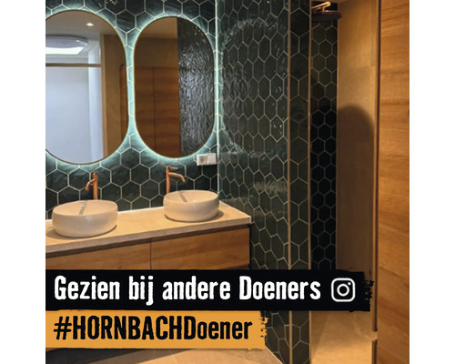 Moderne badkamer met twee wastafels, spiegels met verlichting en zeshoekige tegels.