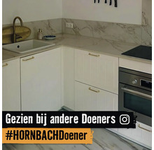 Keukenscène met witte kasten, spoelbak en oven.