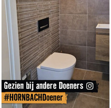 Moderne badkamer met toilet, wastafelonderkast en wandtegels