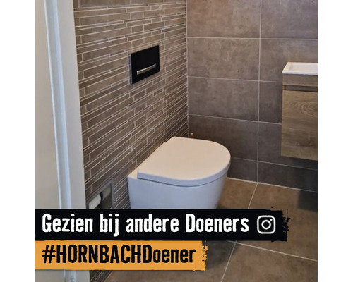 Moderne badkamer met toilet, wastafelonderkast en wandtegels