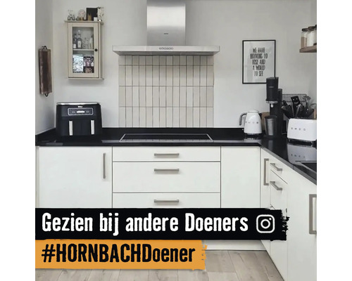 Keukenopstelling met witte kasten en apparaten op het aanrecht