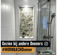 Moderne badkamer met douche en decoratie