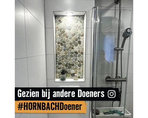 Moderne badkamer met douche en decoratie