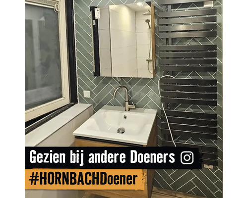 Badkamer met wastafel, spiegel en radiator