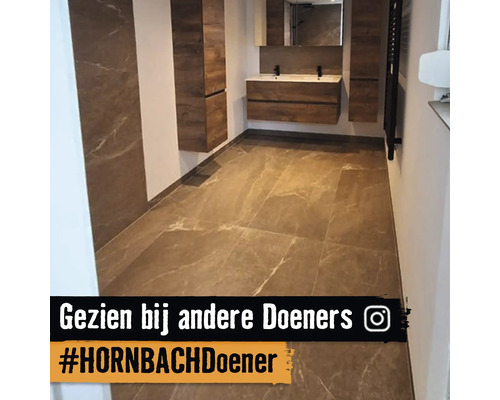 Badkamer met wastafel, spiegelkast, hoge kast en radiator