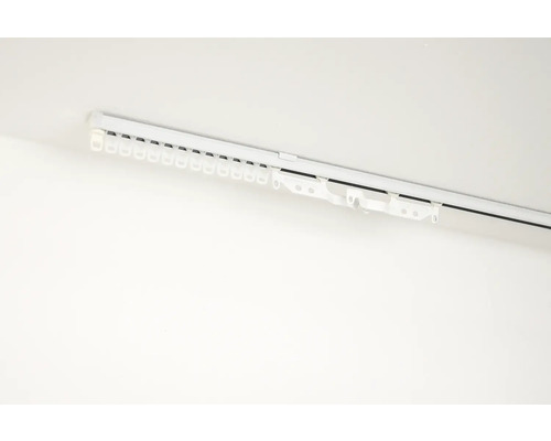 Gordijnrail met accessoires aan plafond gemonteerd