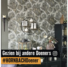 Woonkamer met patroonbehang, wandplank, decoratie en kast