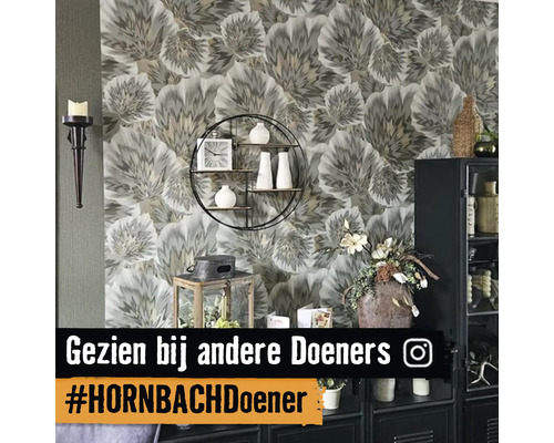 Woonkamer met patroonbehang, wandplank, decoratie en kast