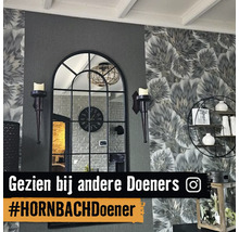 Decoratief interieur met spiegel, wandlampen, klok en wandrek