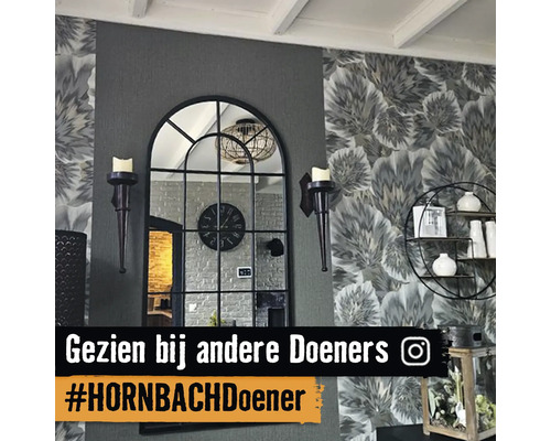 Decoratief interieur met spiegel, wandlampen, klok en wandrek