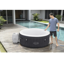 Opblaasbare LAY-Z-SPA Miami whirlpool voor vier personen wordt gevuld met een waterslang.
