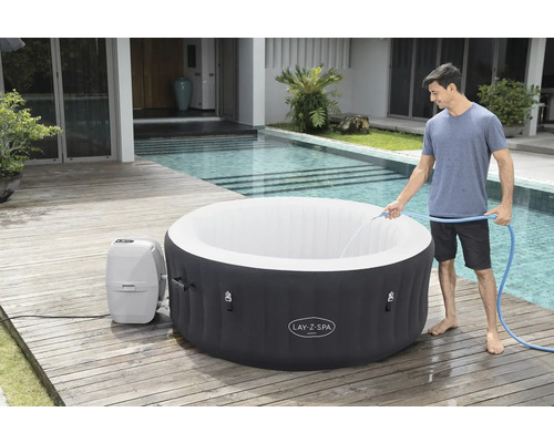 Opblaasbare LAY-Z-SPA Miami whirlpool voor vier personen wordt gevuld met een waterslang.