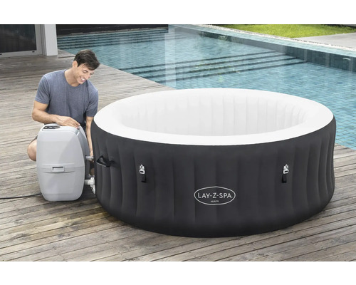 Opblaasbare Lay-Z-Spa Miami whirlpool met verwarming en filtersysteem in de tuin