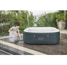 Opblaasbare Lay-Z-Spa Ibiza whirlpool met filtersysteem op een terras, een vrouw sluit de slang aan