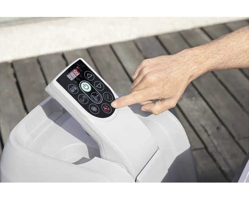 Bedieningspaneel van een opblaasbare whirlpool met display en knoppen wordt bediend door een hand