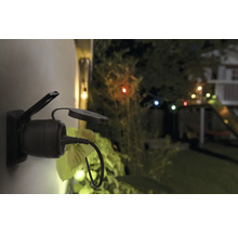 Buitenstopcontact met stekker in tuin