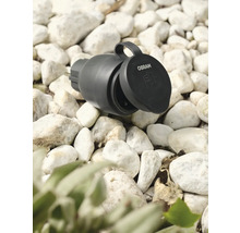 Osram Logo. Tuincontactdoos met open deksel op grind.
