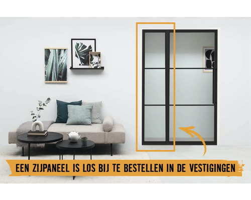 Dubbele binnendeur met glazen panelen en zwart frame in een woonkamer.
