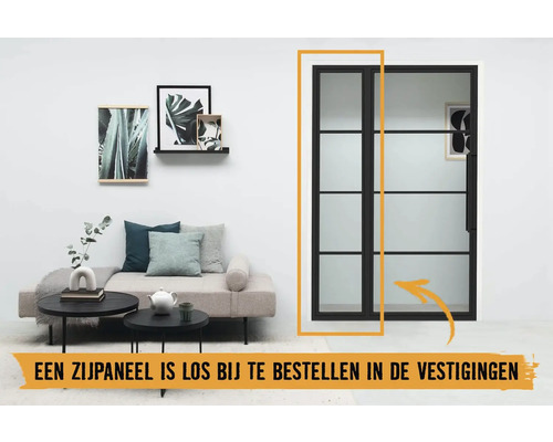 Kamerweergave met glazen deur met stalen frame