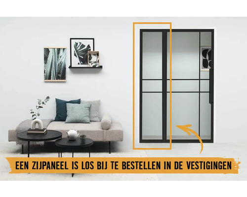 Kamerimpressie met een binnendeur met glazen inzet en zwart frame