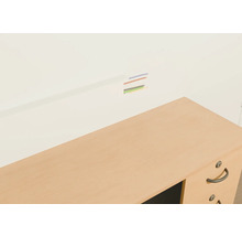 Bureau met kabeldoorvoer in de muur