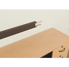 Opbouw kabelgoot met kabels boven een bureau