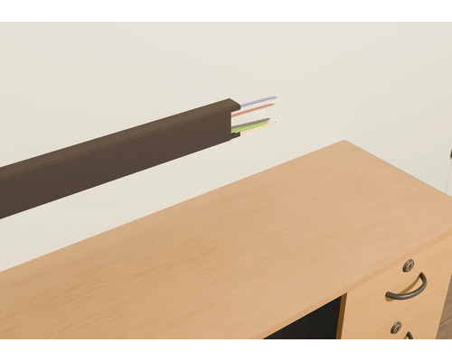 Opbouw kabelgoot met kabels boven een bureau