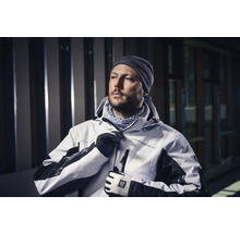 Man in werkkleding met capuchon, muts en handschoenen