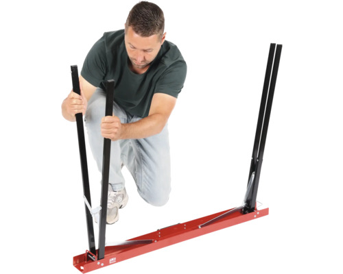 Man monteert een montagehulp voor autoglas.