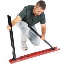 Een persoon monteert een paneelsnijder.