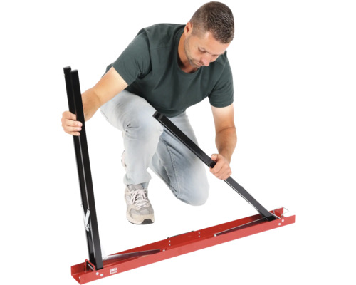 Een persoon monteert een paneelsnijder.