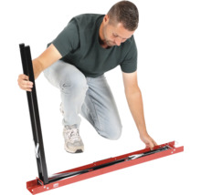 Man monteert een tegelsnijmal van metaal voor grote tegels