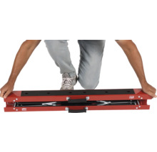 Persoon knielt op een motorfietslift van Cargo Point